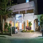 Laura فندق