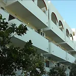 فندق Laura