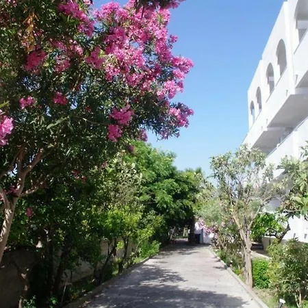 Hotel Laura 2*